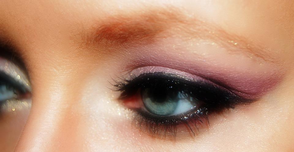 Tendances maquillage qui dominent les réseaux sociaux